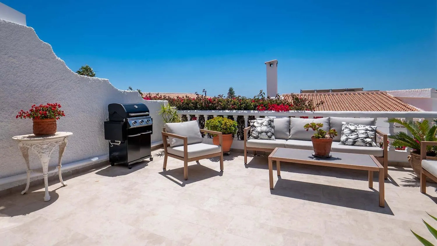 Lovely Townhouse, Several Terraces, Garden, Pool Nerja